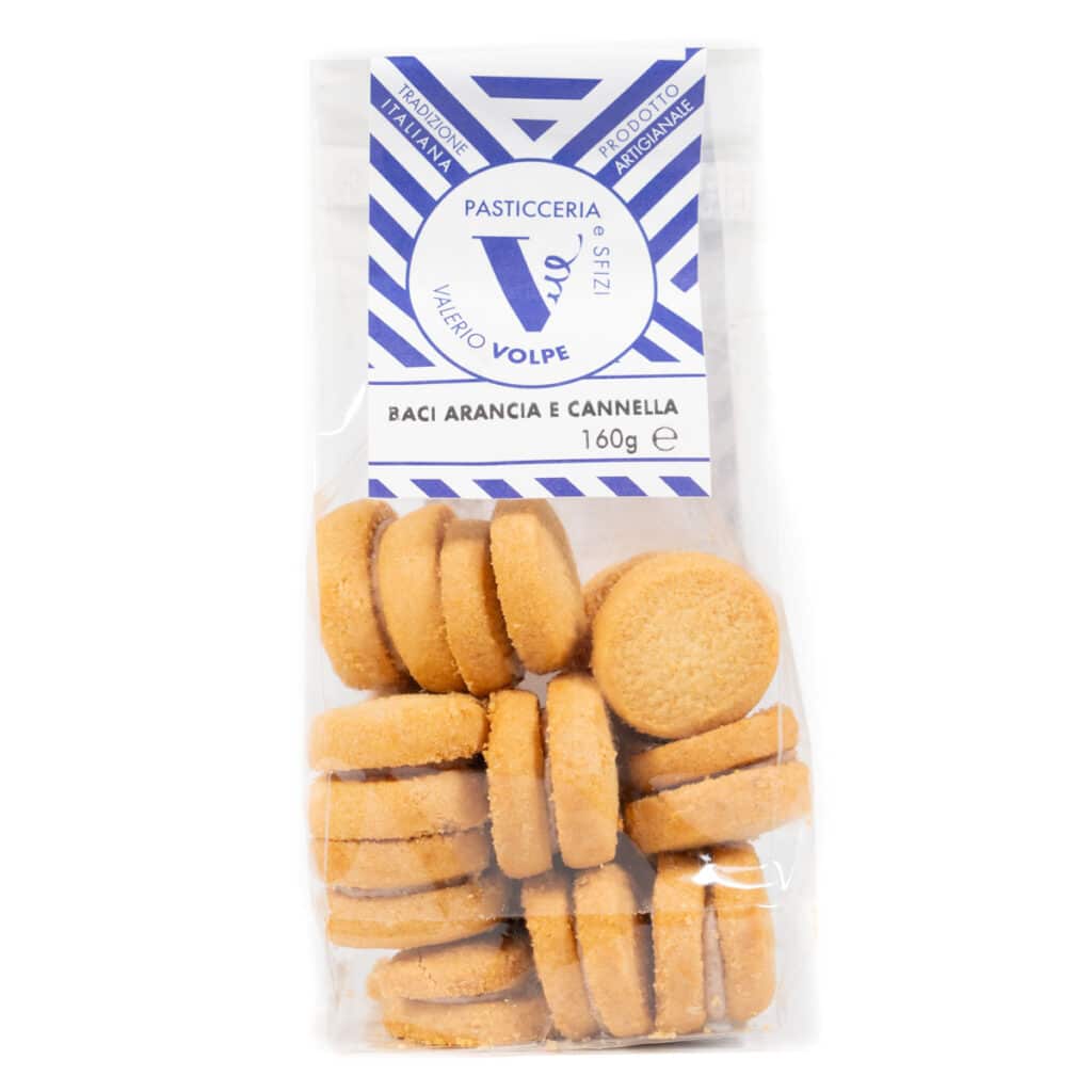 Baci Arancia e Cannella 160g_Valerio Volpe Pasticceria e Sfizzi_fronte Baci di Dama con mandorla di Sicilia prodotto nel territoprio di Avola e Farina di Riso Vercellese con cioccolato al pistacchio