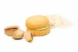 Baci di Dama con mandorla di Sicilia prodotto nel territoprio di Avola e Farina di Riso Vercellese con cioccolato bianco aromatizzato all'arancia e cannella