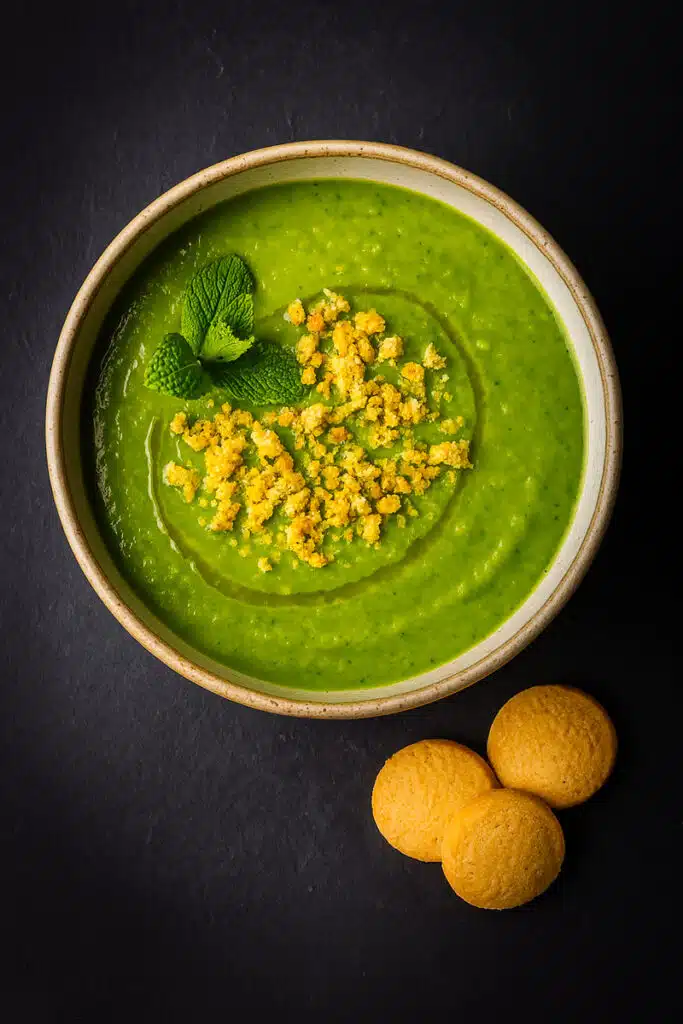 Ricetta con crumble di Salatì con olio extravergine e vellutata di piselli e menta